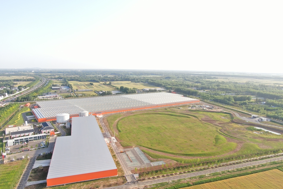 Luchtfoto van Van der Hoeven Pizhou Agriculture kassencomplex in China.
